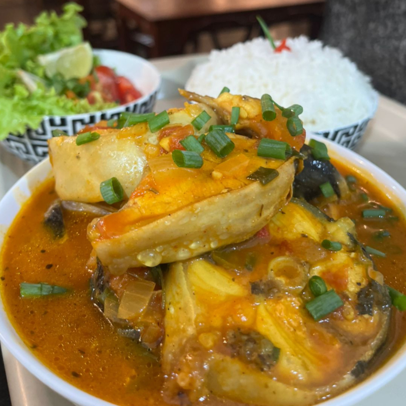 arroz , salada , peixe ao molho.