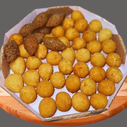 Descubra uma aventura gastronômica com o nosso aperitivo de 50 Salgados, cada um pesando cerca de 18g. Deleite-se com a crocância irresistível e a suculência autêntica de nossos salgadinhos fritos. De sabor inconfundível, esses salgados leves e práticos são perfeitos para qualquer ocasião. Com uma variedade de mais de dez recheios à sua escolha, incluindo Coxinha de Frango, Queijo com Alho, Kibe c
