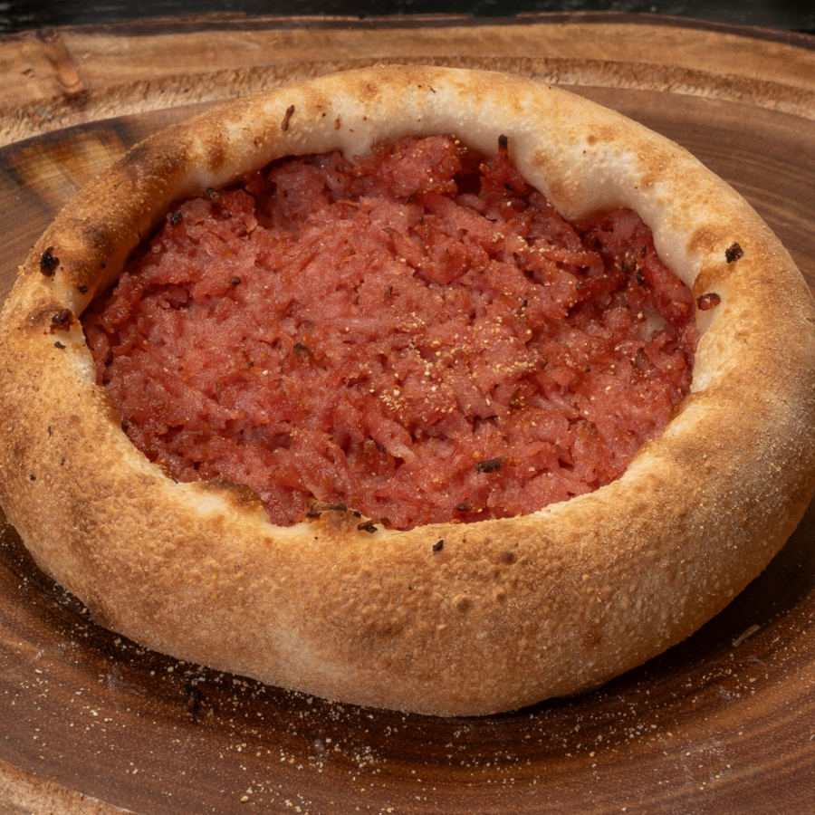 Massa artesanal macia e levemente dourada, recheada com calabresa moída temperada, cebola fresca e um toque de pimenta. Tradição árabe com sabor brasileiro!