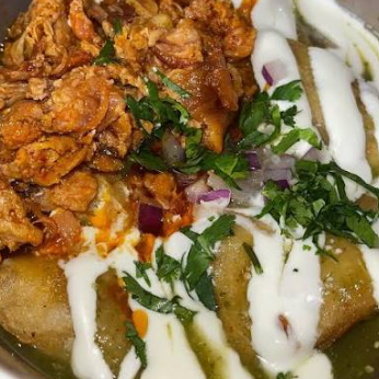 chilaquiles con chicharron prensado