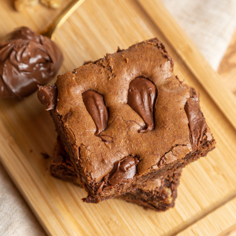 Massa cremosinha, com aquela casquinha, bastante chocolate, nozes e finalizado com gotas de nutella.