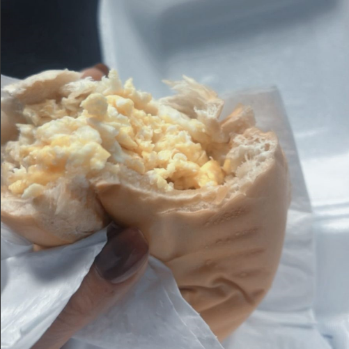 Pão francês com manteiga na chapa e 2 ovos mexidos fresquinhos.