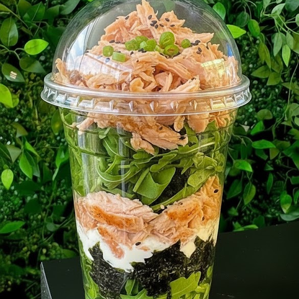 LEIA COM ATENÇÃO !!!!!salmão podendo ter partes escuras devido a retirada do skin (pele), NÃO SE TRATA DE SALMÃO ESTRAGADO. ...Nosso delicioso Temaki salada no copo, não tem como não se apaixonar por essa explosão de sabor, montado com mix de folhas, nori picadinho, cream chesse, salmão grelhado, cebolinha e gergelim, pesando total aproximadamente 250gramas.