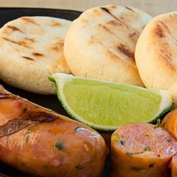 Ricas Arepas + Salchichas RANCHERA + Jugo