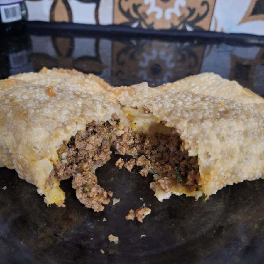 Pastel de Carne Clássico e irresistível! Massa crocante e dourada, recheada com carne moída bem temperada com cebola, alho e especiarias. Frito na hora para garantir sabor e crocância em cada mordida.