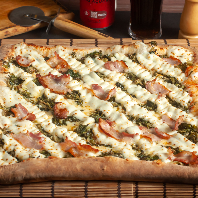 😱 OLHA QUE COMBO! 10 fatias de Pizza Quadrada de Escarola Especial + seu refri favorito GELADO POR NOSSA CONTA! 🍕🥤
🌿 Preparada com nosso molho tradicional, escarola refogada, bacon em cubos crocantes, coberta com muçarela derretida e finalizada com aquele Catupiry cremoso que derrete na boca! 🤤✨
🥤 Coca-Cola ou Guaraná Antártica — o refri gelado é por nossa conta! Corre antes de acabar! ⚡