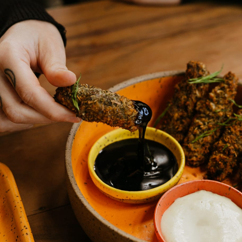Tiras suculentas de shitake no tempero da casa, empanadas até ficarem douradas e crocantes. Acompanhadas de maionese de wasabi e molho tarê.
