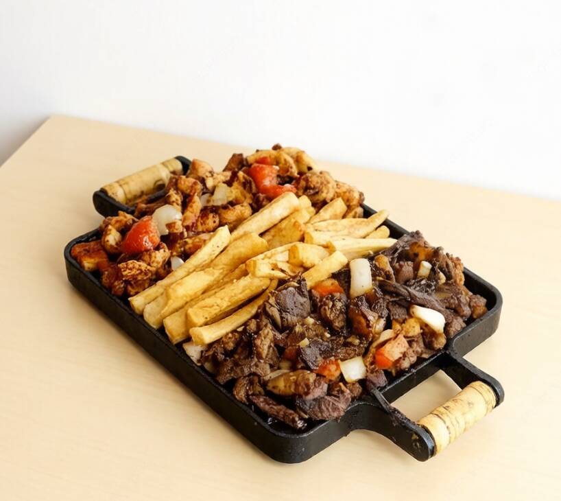 Delicie-se com uma suculenta Porção de Contra Filé, Pernil e Batata Frita, acompanhada de cebola e pimenta biquinho, perfeita para aguçar o paladar!