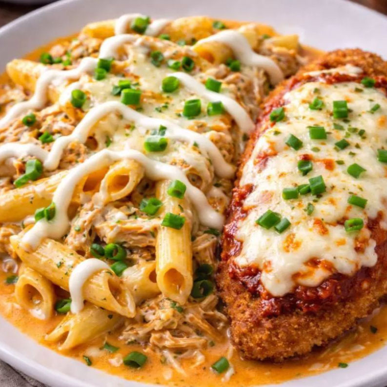 Parmegiana de Frango empanado acompanhada de um Macarrão delicioso com frango desfiado ao molho rosé, crocante bacon que adiciona aquele toque especial, finalizado com catupiry cremoso, queijo derretido e um toque de cebolinha fresca para dar aquele sabor irresistível. Uma combinação perfeita de cremosidade e crocância!