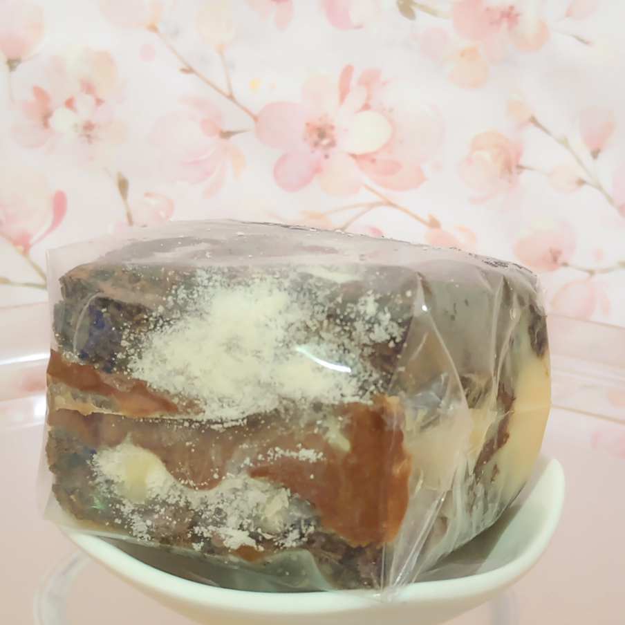 Nosso delicioso brownie é úmido, intenso e assado à perfeição para garantir uma textura única. A cada mordida, você irá se encantar com a sensação de aconchego. Brownie sanduiche feito com brownie molhadinho, com camada suculenta de Brigadeiro Ninho cremosíssimo, e Creme de Avelã, finalizando com delicioso leite Ninho. --------tags------ Entrega rápida , desconto , promoção , 0,99 , 0800 , off , cupom , barato ,