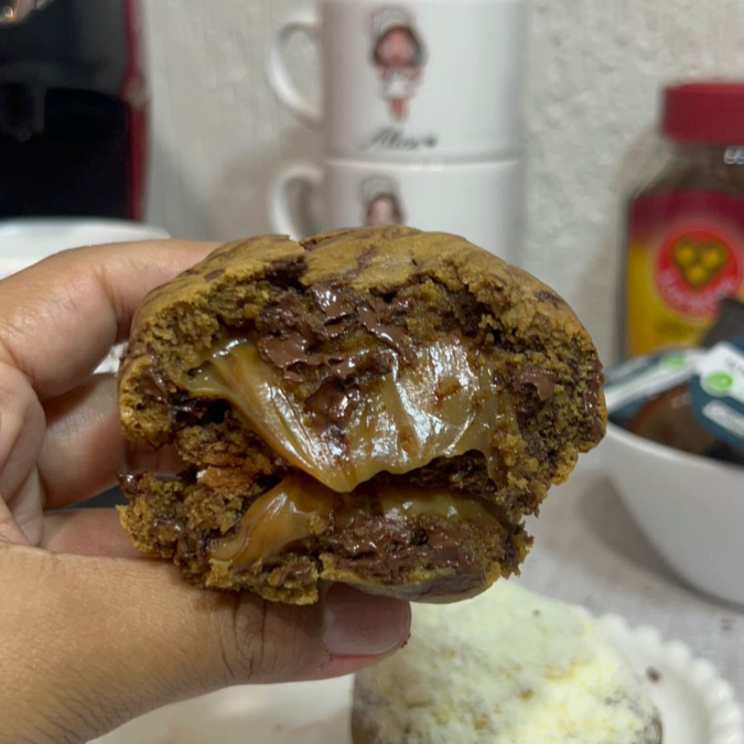 Cookie de massa de café, recheado com brigadeiro artesanal de café intenso e saboroso. Ideal para quem é apaixonado por café de verdade.