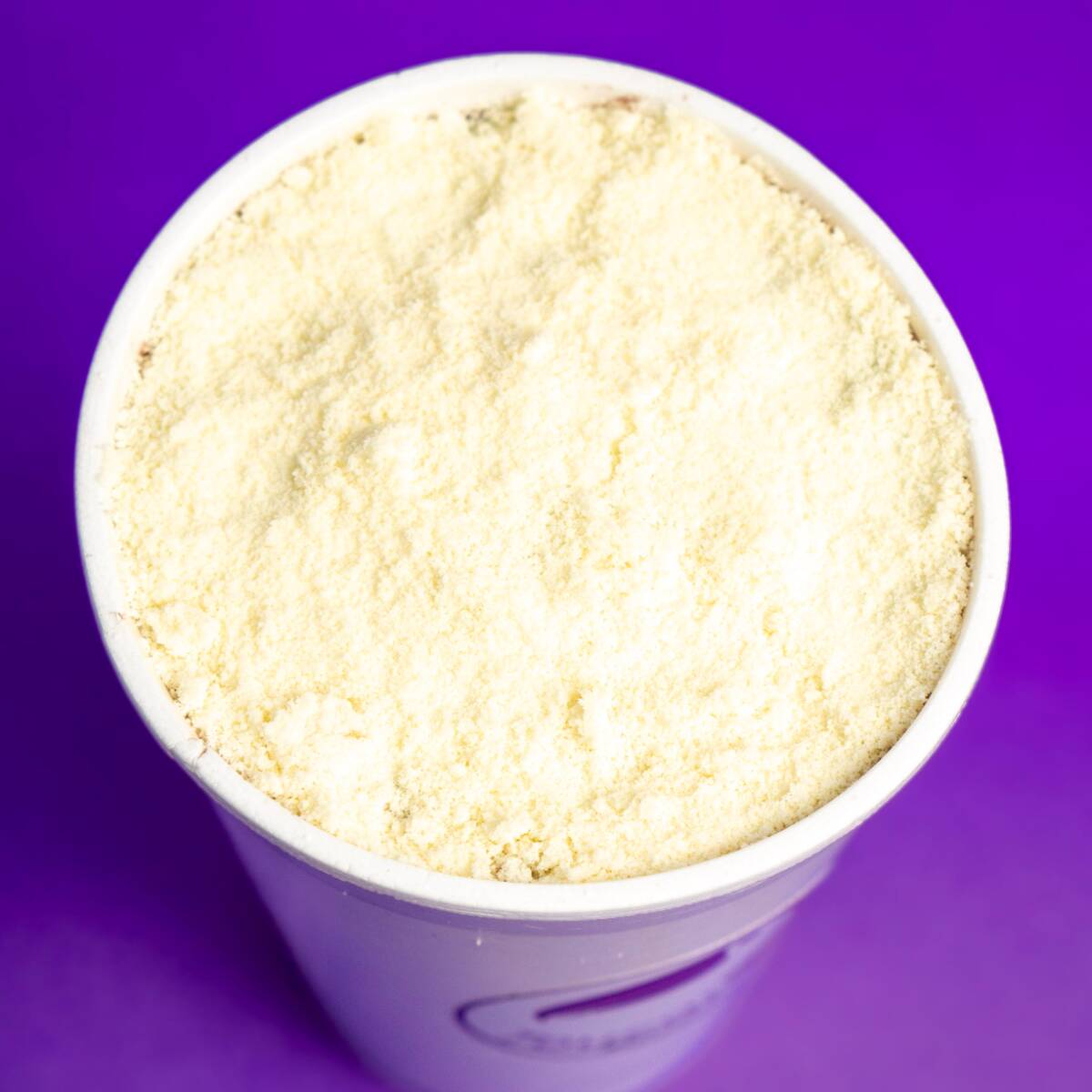 Deixe-se levar pela combinação perfeita do nosso açaí super cremoso com generosas camadas de leite em pó delicioso. Uma união que remete à infância e proporciona uma experiência de sabor e cremosidade que você vai amar. Simplesmente irresistível!"