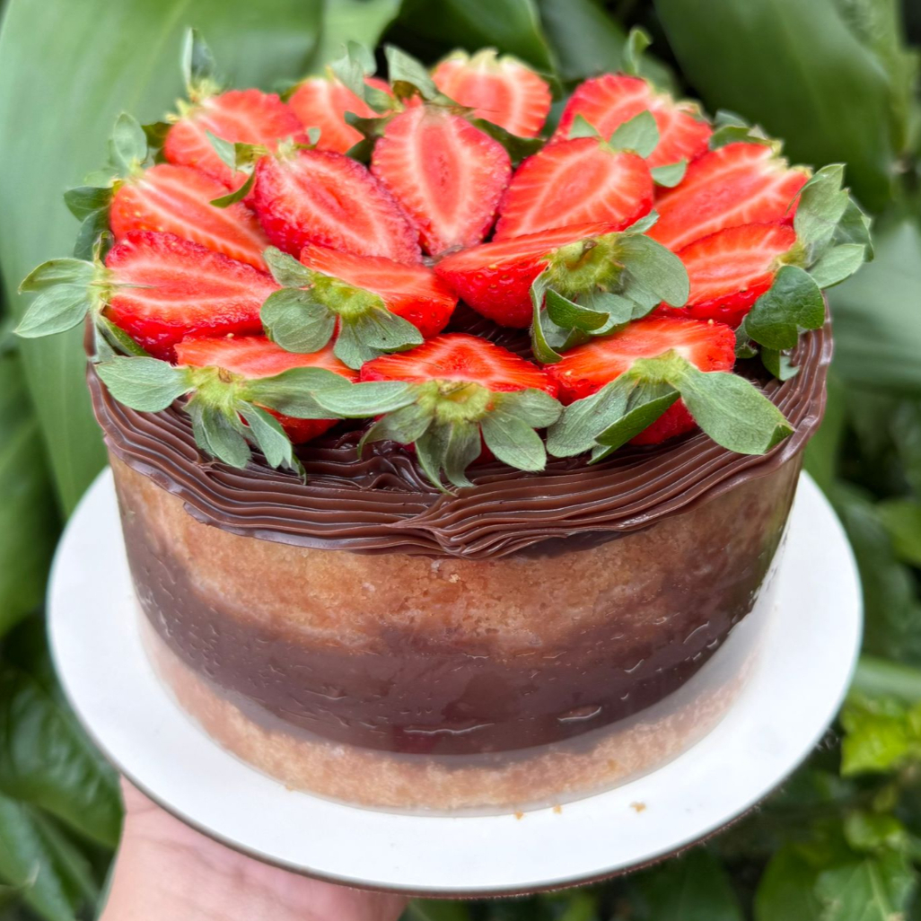 Bolo feito com massa de pão de ló de baunilha regada com calda de leite condensado e recheado com brigadeiro gourmet cremoso. Sendo duas camadas de massa e uma de recheio cremoso. Morangos em cima do bolo Não vai chantilly, vai envolto em uma tira de acetato o que possibilita molhar mais o bolo e preserva no transporte para que ele não "desabe". Ótima Opção par a Presente de Aniversário Bolo de Aniversario Bolo de Festa Bolo Confeitado Bolo Festivo