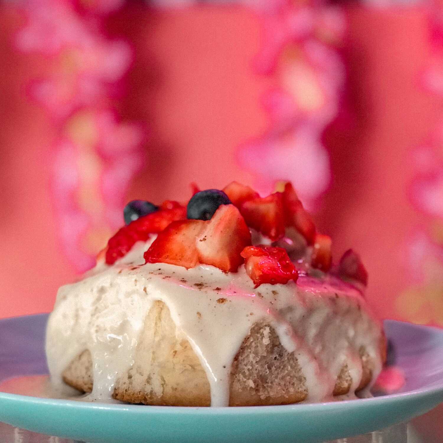 Rol de canela con fresas