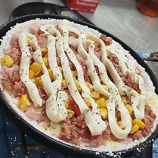 Calabresa, queijo mussarela, presunto, tomate, cebola, milho, orégano, e um adicional