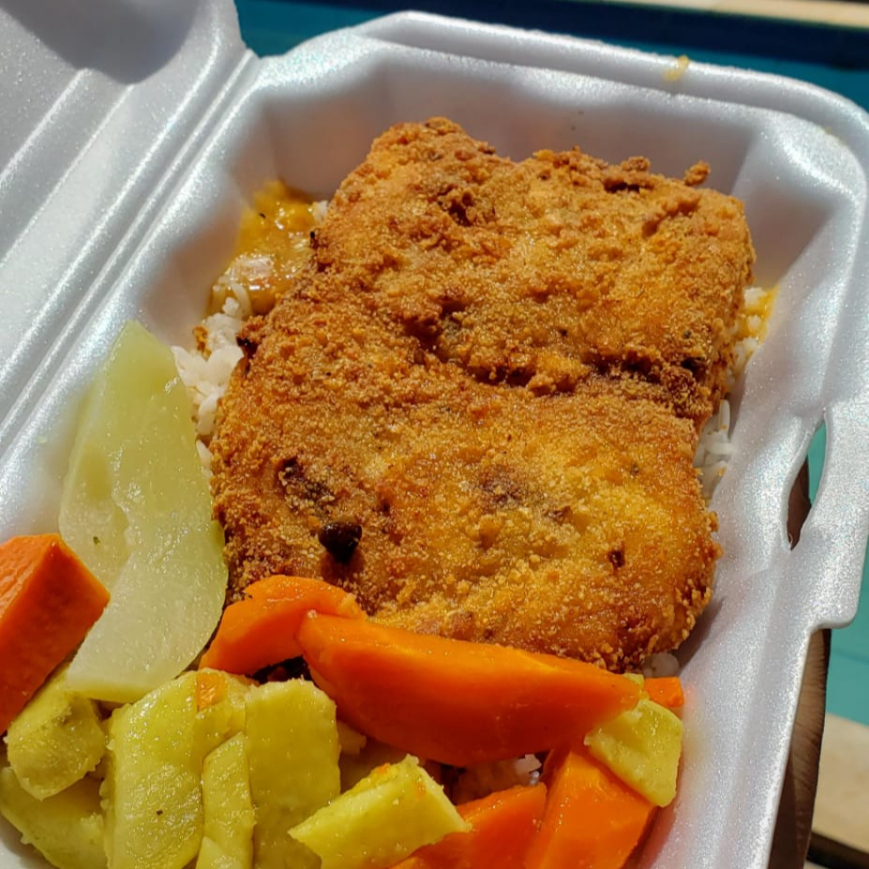 É um peixe de água salgada com carne branca, macia e sabor suave, baixo teor de gordura e rico em proteínas. Acompanha arroz branco, feijão ou pirão e mais o complemento que fica à seu gosto.