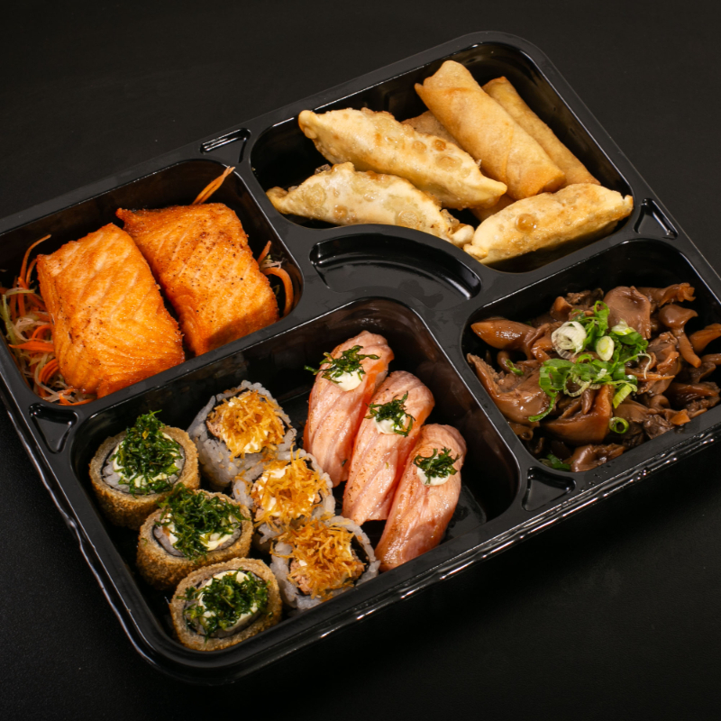 03 guiosa 03 harumaki queijo 01 porção shimeje 02 pedação salmão 03 niguiri flambado 03 uramaki grelhado 03 hot couve