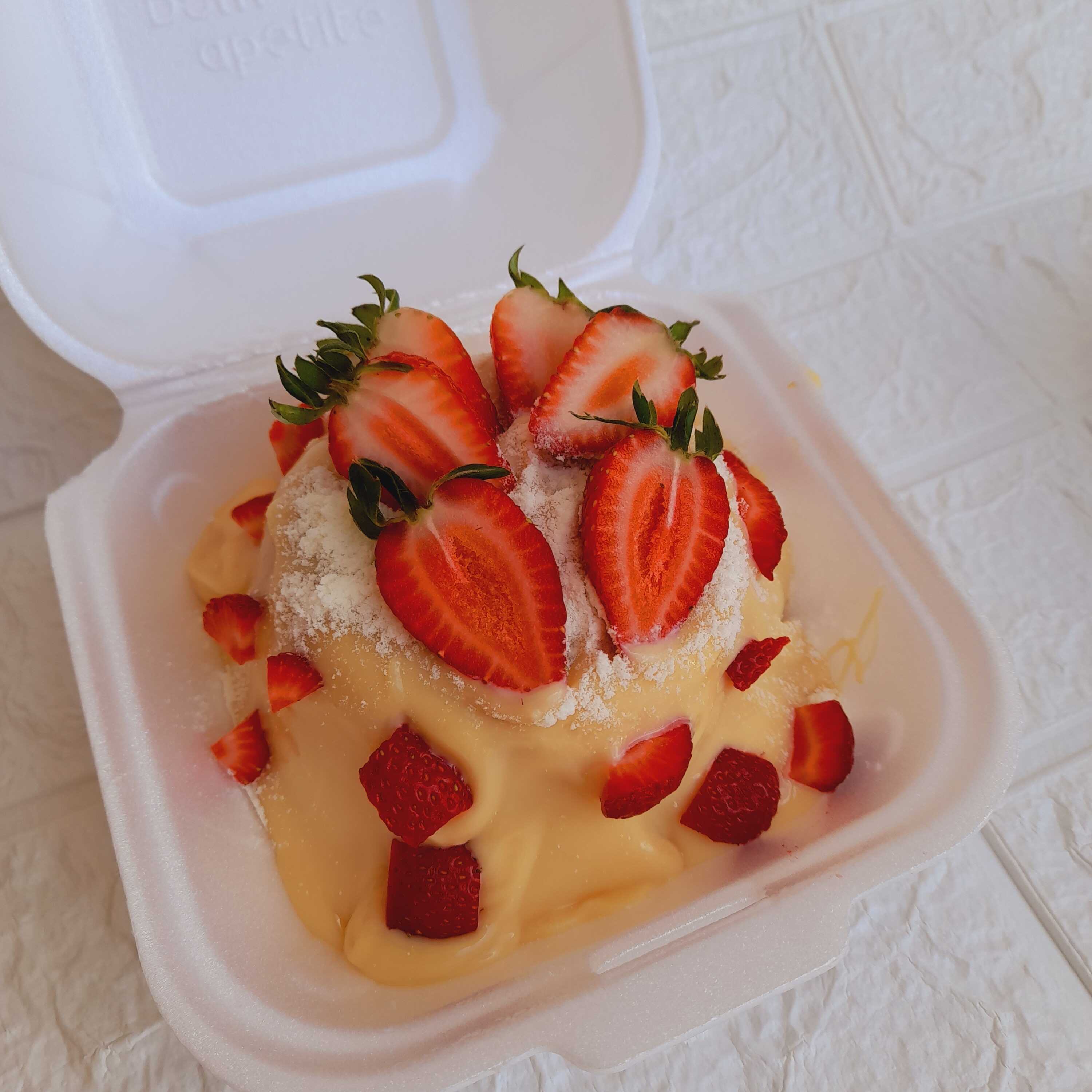 Nossa versão individual do bolo caseiro vulcão no sabor Delicia De Morango! Massa fofinha de leite Ninho, recheio de geleia artesanal de morango, coberto com brigadeiro branco e finalizado com morangos fresquinhos. Um pedaço de felicidade em cada garfada!