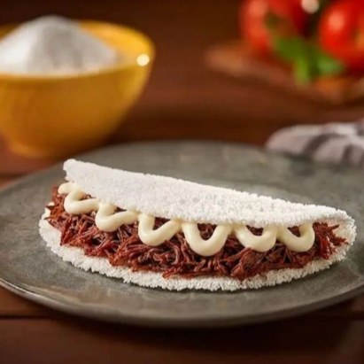 Massa de Tapioca recheada com requeijão e carne seca desfiada, temperada com alho e cebola