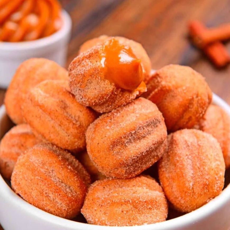 Mini churros é um doce frito com massa levemente doce e recheio de doce de leite cremoso. A casca é crocante e dourada, e o interior é macio e aveludado. Polvilhado com açúcar e canela.
