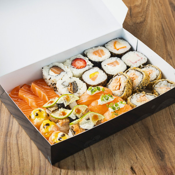 3 sashimi de salmão, 2 gunkan especial de salmão, 3 niguiri skin, 3 niguiri de salmão, 5 hot filadelfia e 8 sushis variados. Incluso: 1 Teriaki (Tarê), 1 Shoyo, 1 hashi, gengibe e wassabi