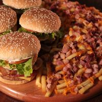 Combo Família - 4 X Tudos Completos, Batata Turbinada ( Bacon/Calabresa / Cheddar ), Nuggets + 1 Refrigerante 2L GRÁTIS