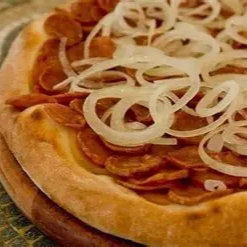 Pizza com fatias generosas de calabresa, cebola e azeitonas pretas.