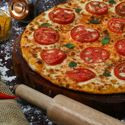 Molho de tomate artesanal, queijo mussarela, tomate em fatia, manjericão e orégano.