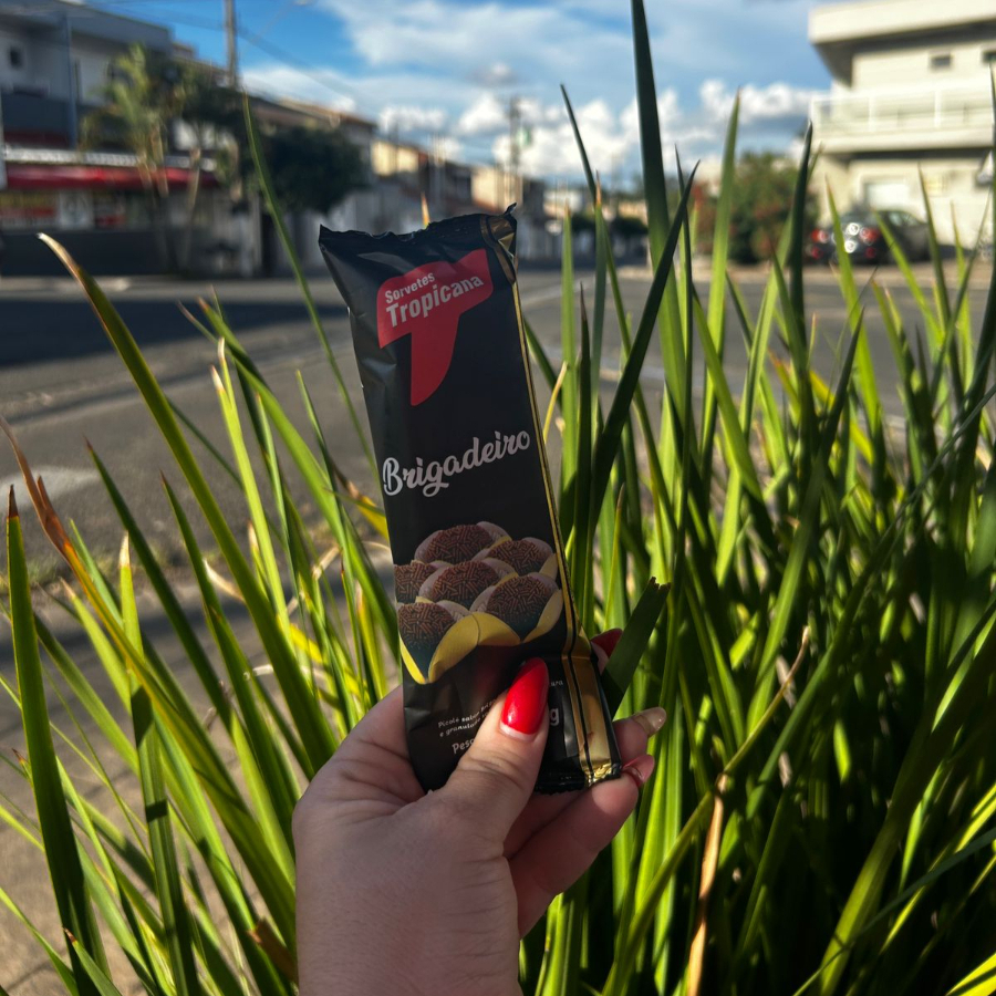 sorvete de brigadeiro, com casquinha de chocolate e granulado