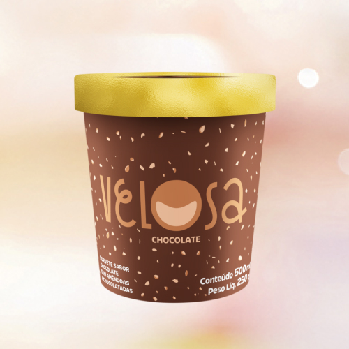 Sorvete de chocolate delicioso finalizado com o requinte de amêndoas achocolatadas.