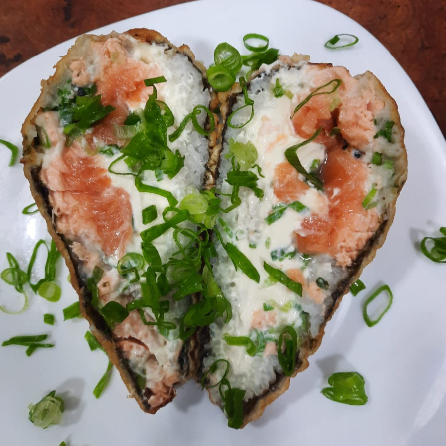 Nori, arroz japonês, cream cheese, salmão , cebolinha empanado e frito