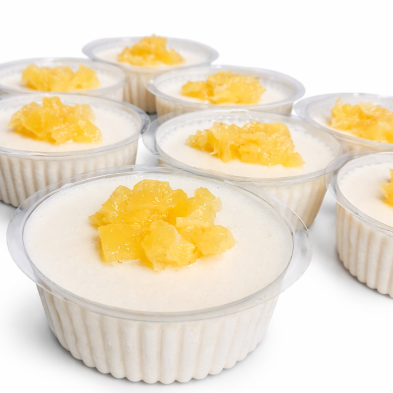 Sobremesa leve e refrescante, com base suave e cobertura de abacaxi em cubinhos levemente adocicado. A combinação perfeita para finalizar sua refeição!