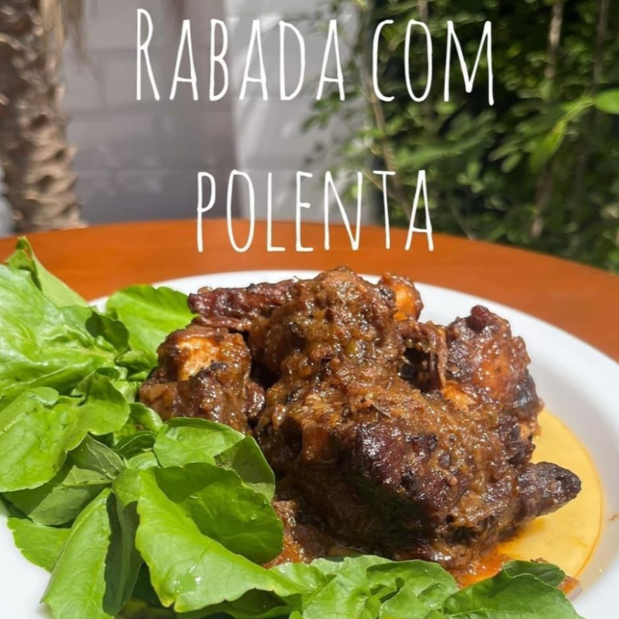 Deliciosa rabada com polenta cremosa