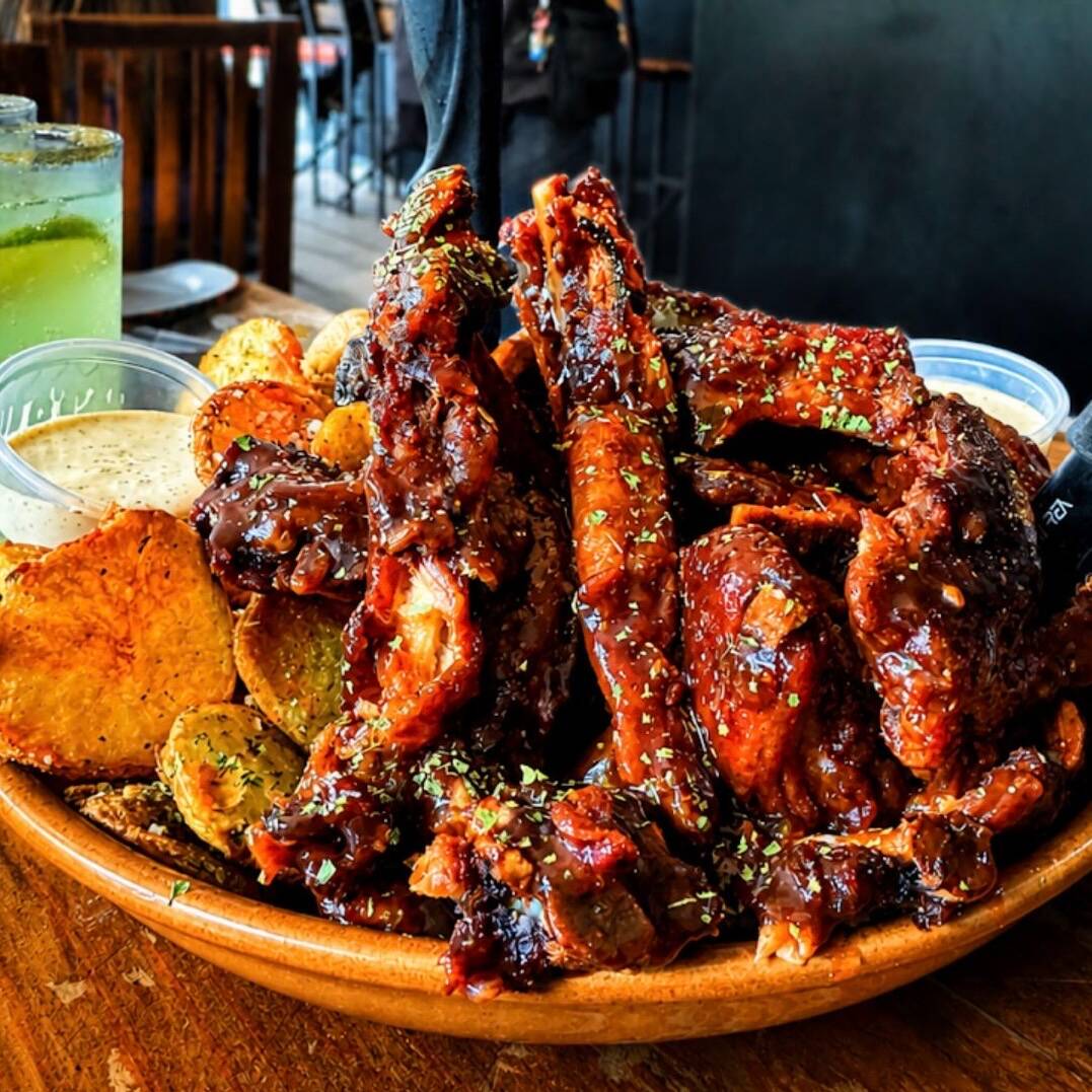 Lata Costilla "XXL" 1000g + Papas + 2 Salsas