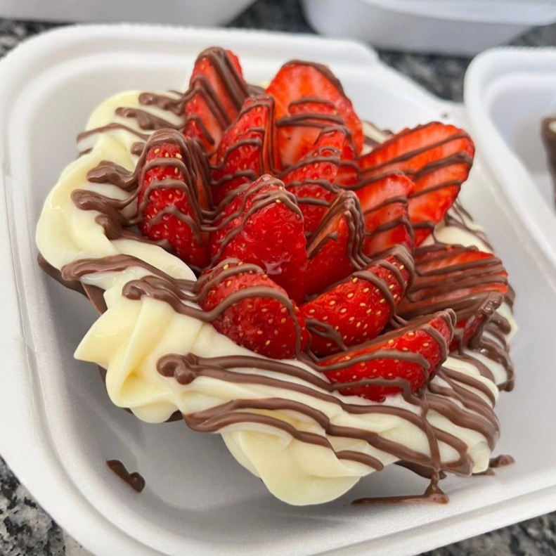 Casca de waffer, coberta com chocolate blend, recheada com trufas de chocolate, decorada com morangos e trufado de chocolate branco.