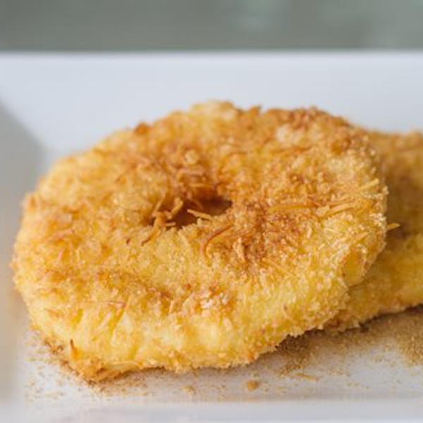 delicioso abacaxi empanados em massa leve fritos e caramelizados.Porção com 3 unidades
