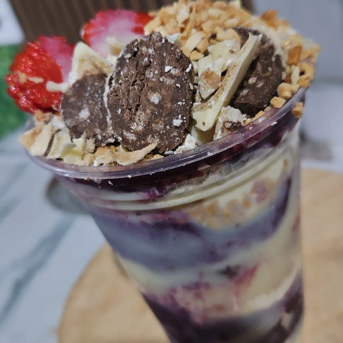 400 ml com: açaí cremoso, ouro branco, morango e paçoca