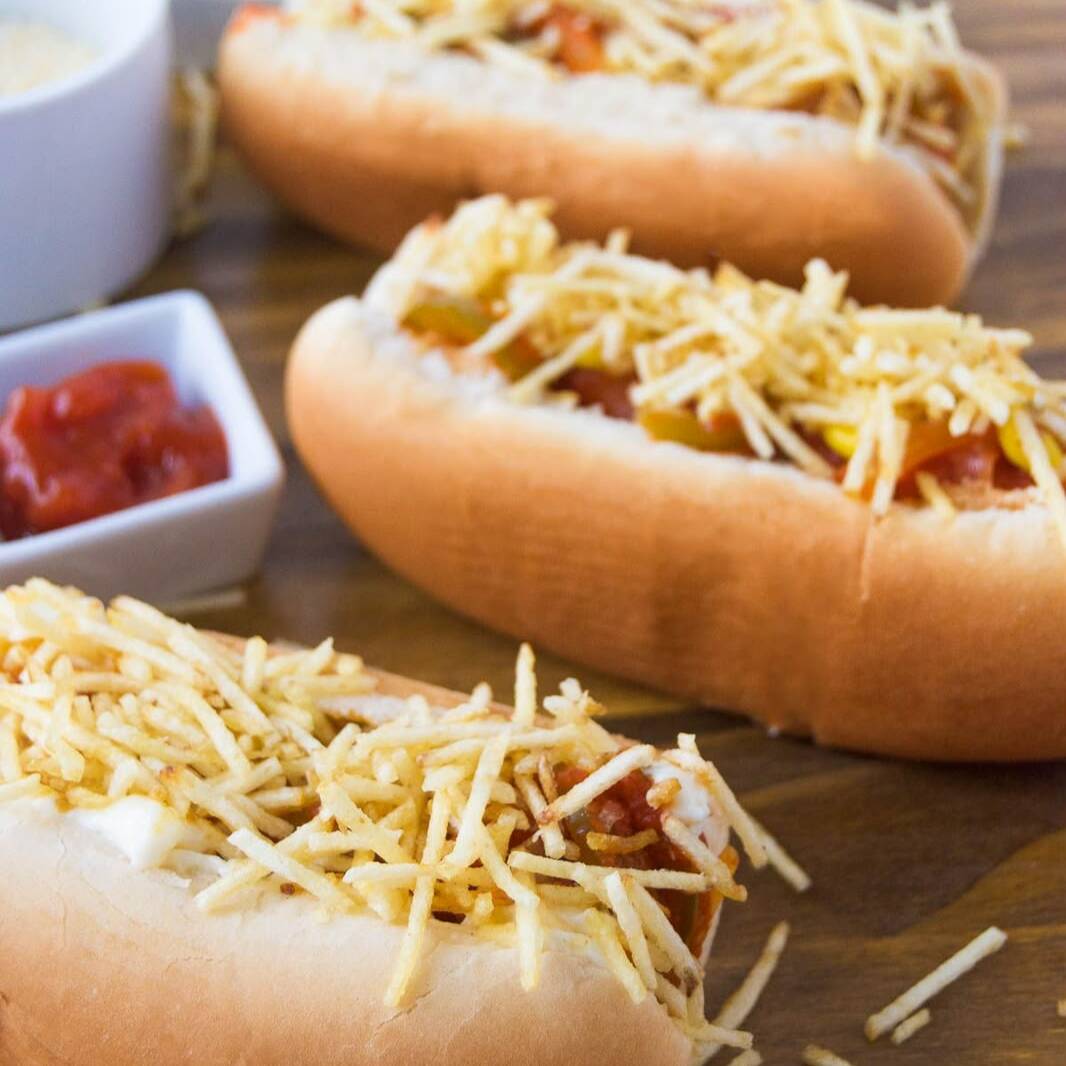 Hot Dog delicioso, do jeitinho que você gosta!
Escolha 2 molhos, até 5 acompanhamentos e ainda pode adicionar extras incríveis. Sabor garantido em cada mordida!