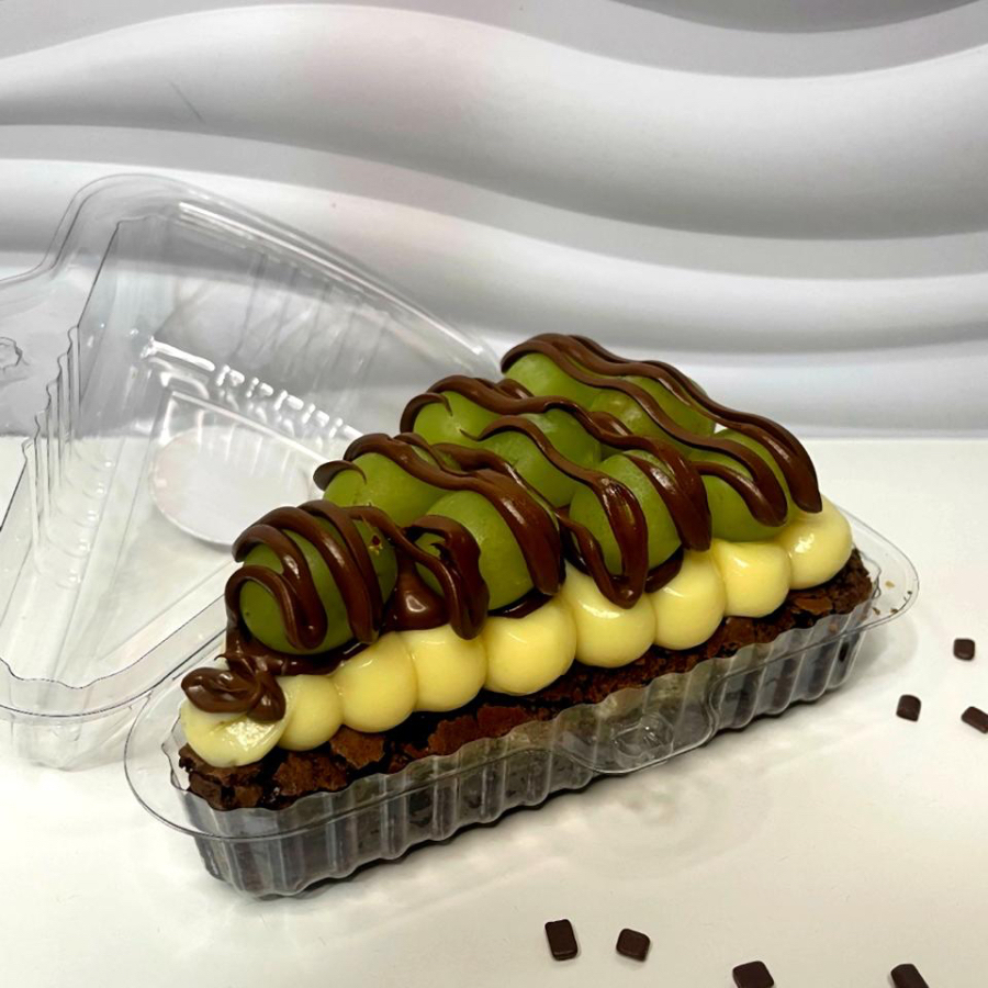 Fatia brownie com brigadeiro de leite ninho, camada de nutella pura e uvas verdes sem sementes coberta com nutella.