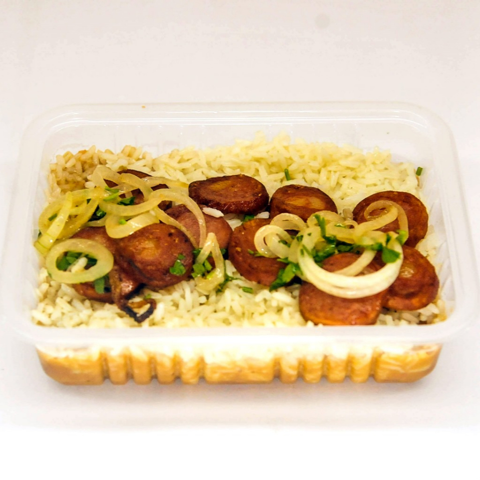 Arroz branco soltinho, feijão carioca temperado com bacon e calabresa e duas linguiça de toscana grelhada. Acompanha uma mini salada, (serve 1 pessoa).