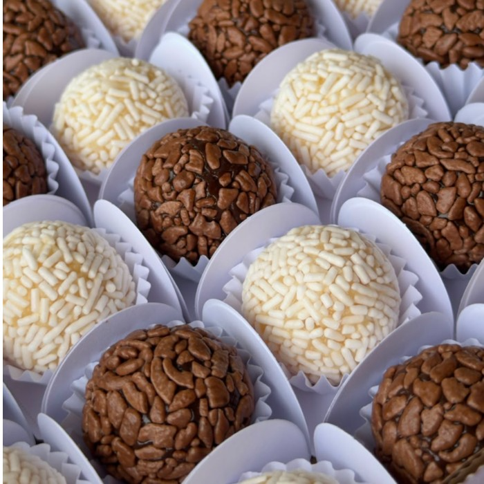 25 Brigadeiros Tamanho Festa.
Sabores Disponiveis: Brigadeiro Tradicional, Beijinho De Coco, Brigadeiro Limao.