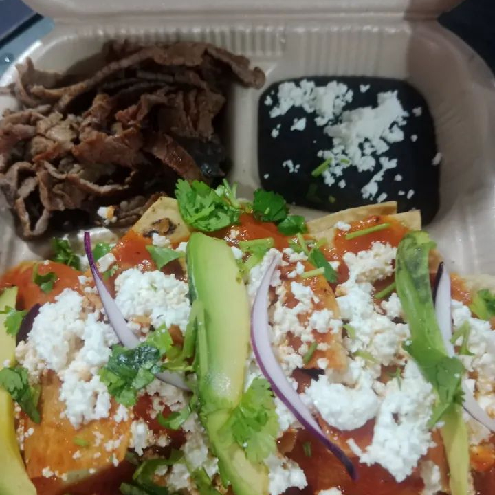 Chilaquiles Salsa Roja con Bisteck