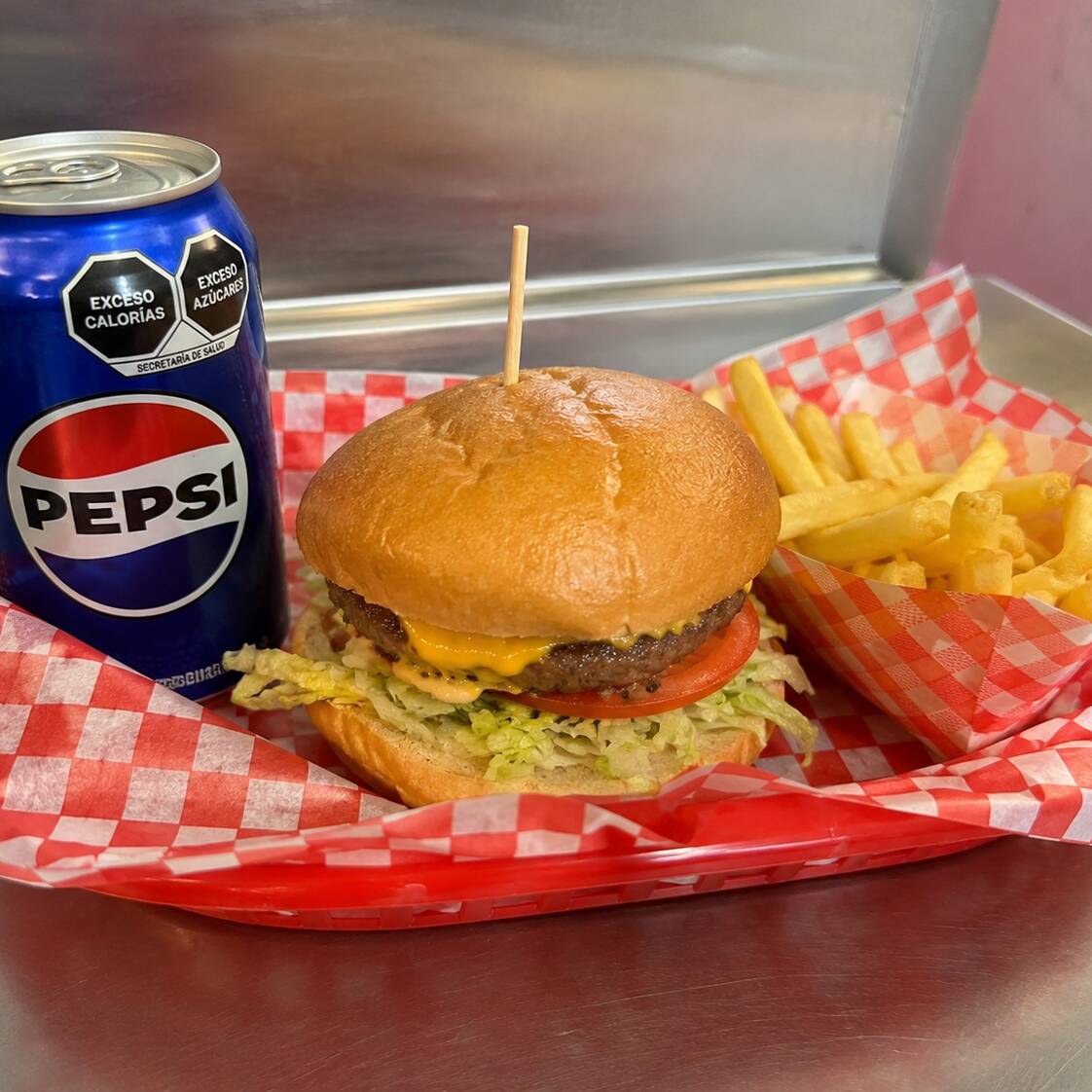Hamburguesa Sencilla + Papas Fritas + Bebida