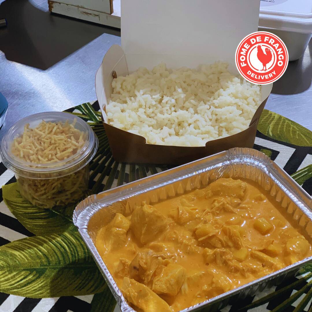 ste Strogonoff de Frango traz um toque surpreendente ao paladar. Consiste em suculentos cubos de peito de frango, delicadamente cozidos, enriquecido creme de leite, champignon, um saboroso molho de tomate, ketchup e um toque de mostarda. O prato é harmoniosamente acompanhado de um leve e aromático arroz branco, além da crocante e irresistível batata palha.