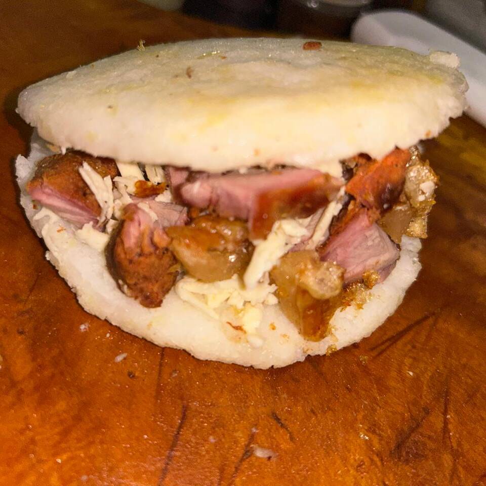 Arepa con Chicharrón