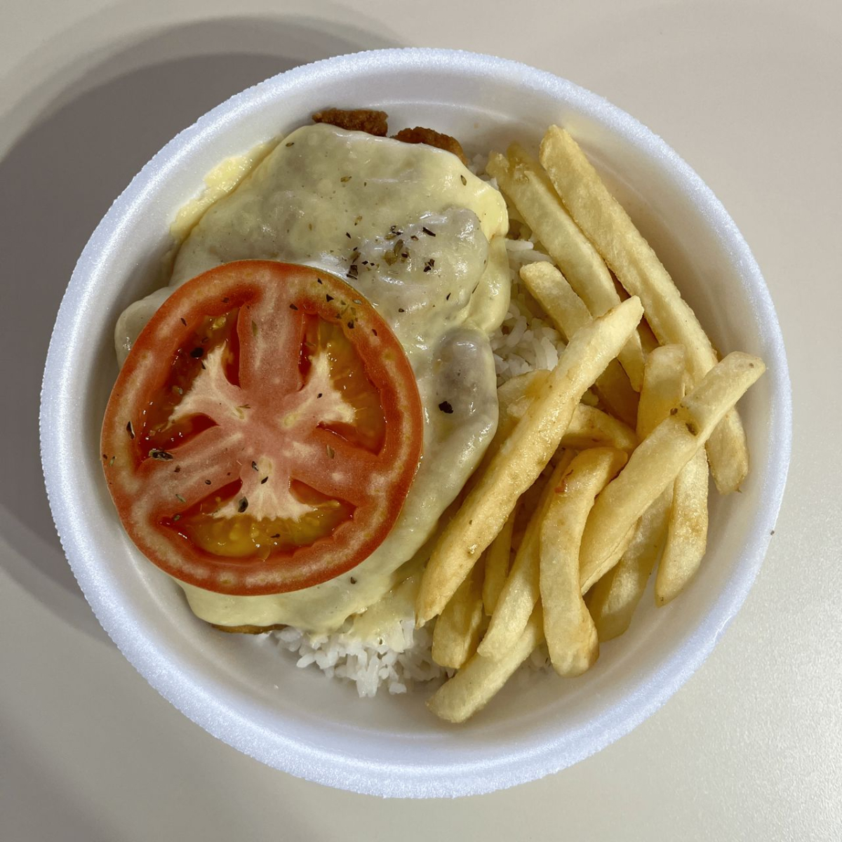 (Frango Milanesa, Mussarela, Tomate e Orégano) Arroz e Fritas