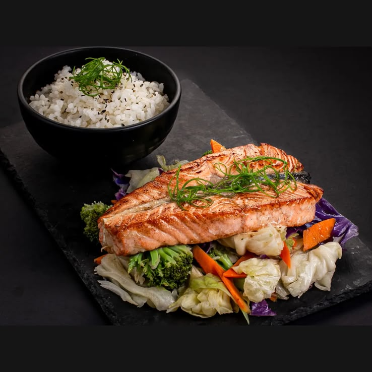 Salmão grelhado , legumes refogados e Goham