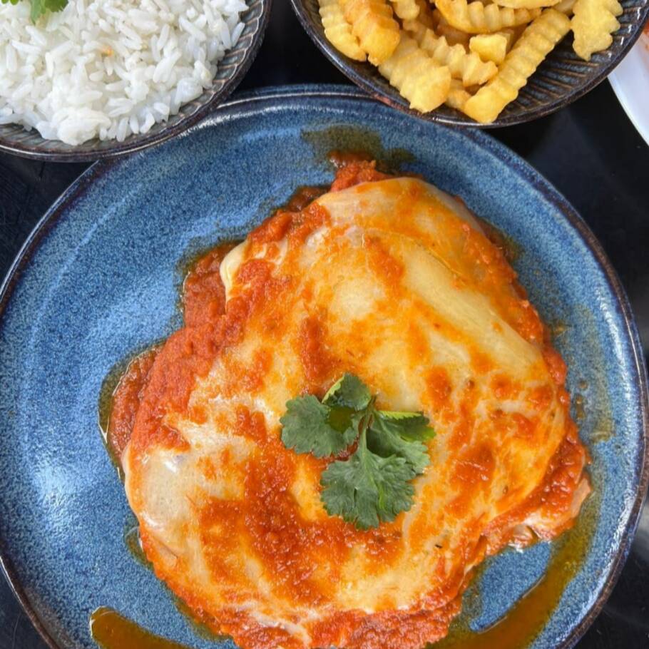 Parmegiana de frango, arroz, feijão e batata frita.