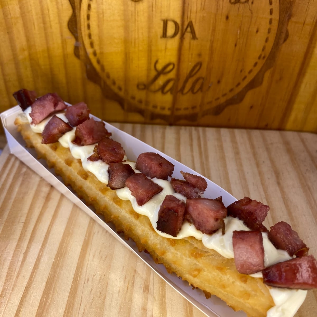 massa fresca, artesanal, feita todos os dias, bem fritinho e crocante, envolvido em parmesão e orégano, com um recheio cremoso a sua escolha, finalizado com calabresa em cubinhos bem fritinha
