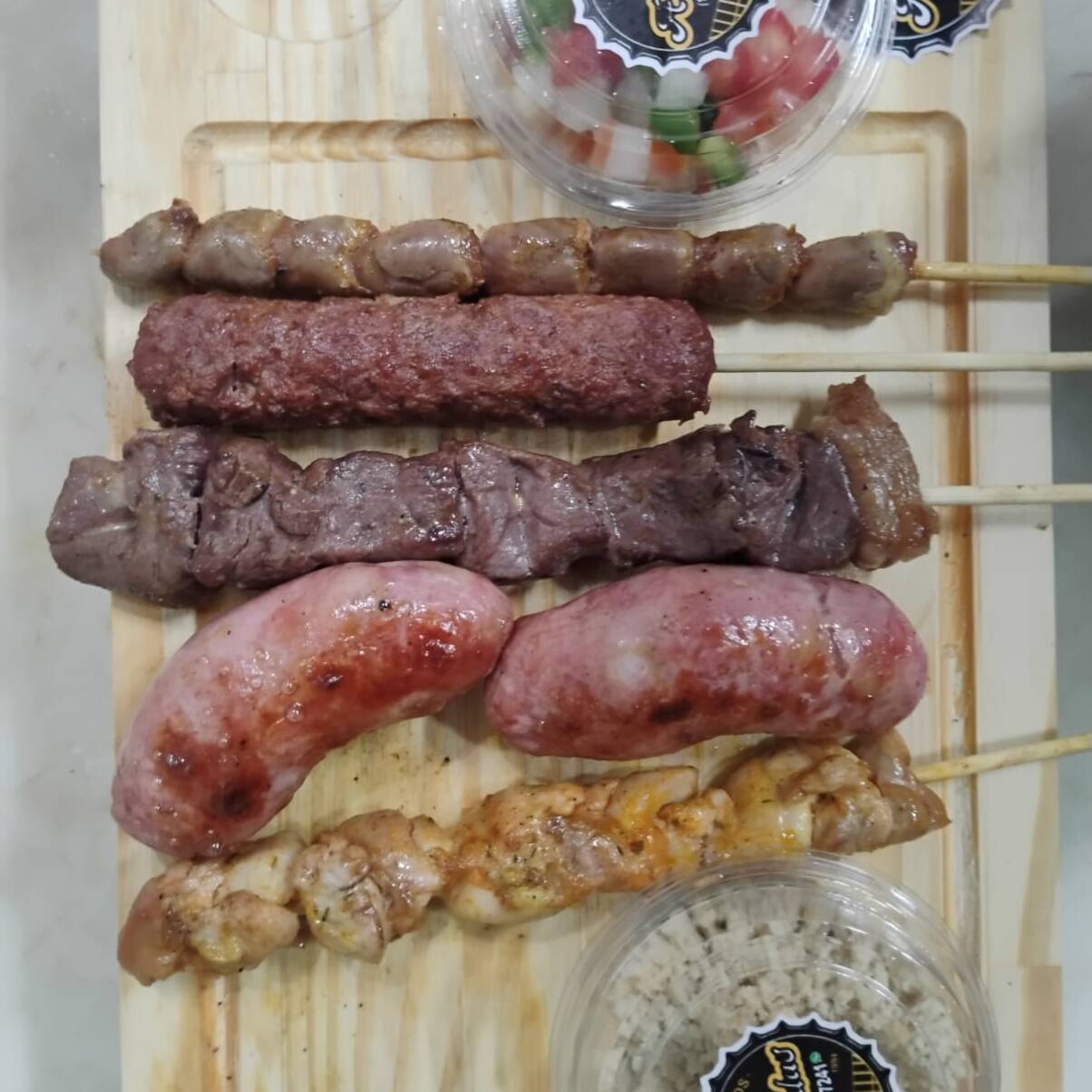 01 Espeto de Carne + 01 Espeto de Coração + 01 Espeto de Linguiça + 01 Espeto de Kafta + 01 Espeto Filé da Coxa. Brindes: 01 Vinagrete Carioca Peq. + 01 Farofa Peq.